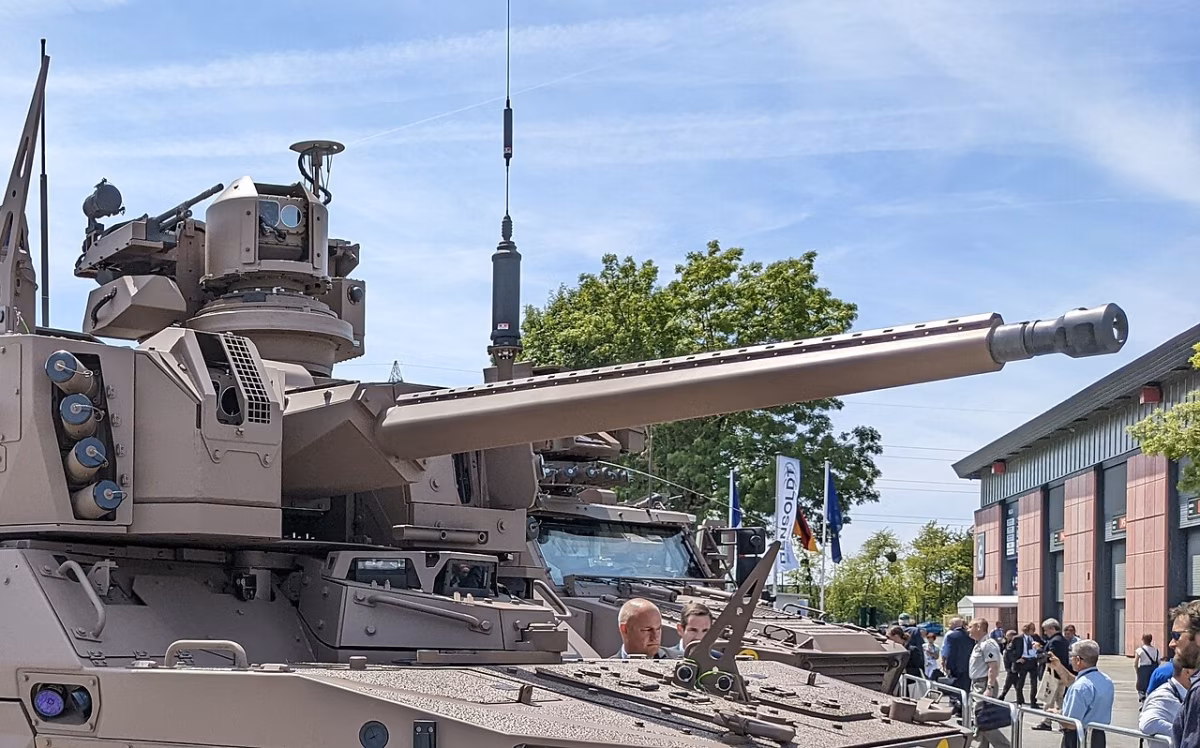 KNDS JAGUAR EBRC turret at a defense exhibition, showing the 40mm cased telescoped autocannon and roof-mounted remotely-operated machine gun station